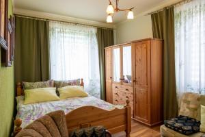 拉德库夫Agroturystyka Ranczo的一间卧室设有一张床和一个大窗户