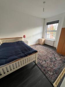 马盖特Silk Accommodation的一间卧室配有床、地毯和窗户