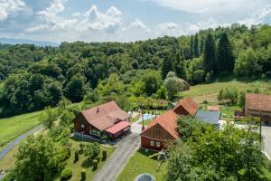 Veliko TrgovišćeHoliday House Sunny Hill的享有农场空中美景,设有房屋