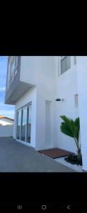 南蒂包PIPA Magnifique villa moderne en front de mer的一座白色的建筑,前面有棕榈树