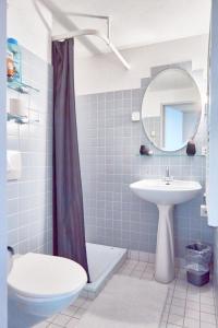 DärligenDoppelzimmer mit Terrasse的一间带水槽、卫生间和镜子的浴室