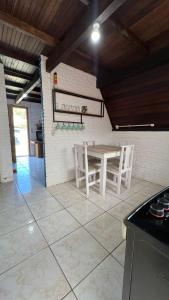 贝卢港Chale Bombinhas/Borto Belo的一间厨房,里面配有桌椅