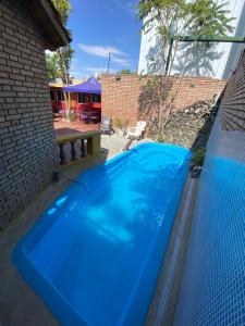 门多萨卢卡波多旅舍的后院的一个大型蓝色游泳池