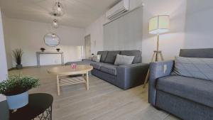 利马索尔STAY Sky Apartment的客厅配有沙发和桌子