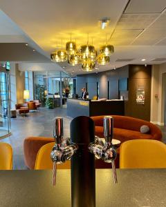 沙托鲁科尔伯特贝斯特韦斯特优质酒店的酒店大堂设有桌子和黄色椅子