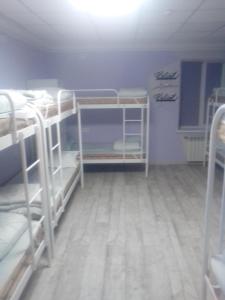 敖德萨Женский Hostel Dvor的一间房间,内设几张双层床