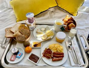 沙托鲁科尔伯特贝斯特韦斯特优质酒店的床上的早餐盘
