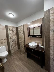 科瓦切维卡Кондеви къщи的一间带水槽、卫生间和镜子的浴室