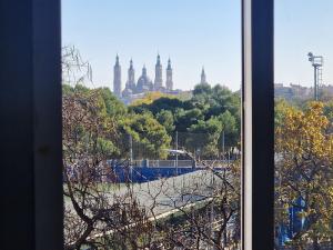 萨拉戈萨PASARELA ALMOZARA HOME的从窗户可欣赏到城市美景