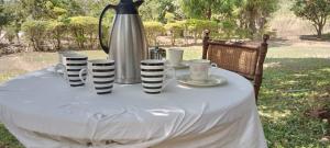 Daliko Farm的一张桌子,配有白色桌布和茶壶