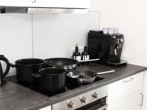 布伦瑞克LIGHTPLACE • Design • Boxspring • Balkon • 2 Smart TV •Innenstadt的厨房配有炉灶上的锅碗瓢盆