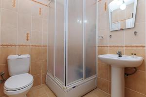费特希耶费特希耶拉尔公寓酒店的带淋浴、卫生间和盥洗盆的浴室
