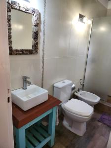 德尔迪阿布罗角MarEz的一间带水槽、卫生间和镜子的浴室