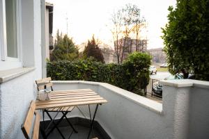 斯科普里Casa Central Apartments Skopje的房屋阳台的木桌