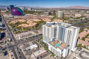 拉斯维加斯Spacious Retro 1 BR Condo with Sphere Views 1 Block from Vegas Strip NO Resort Fees的城市空中景观,高楼