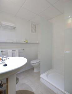 圣安东尼奥艾斯米特昂酒店的白色的浴室设有卫生间和水槽。
