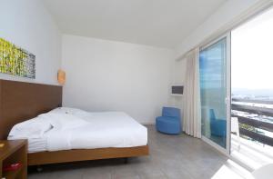圣安东尼奥艾斯米特昂酒店的一间卧室设有一张床和一个大窗户