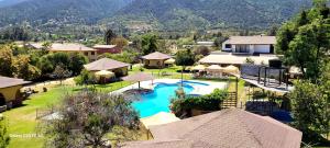 奥尔穆埃Habitaciones Tahiken的享有带游泳池的度假村的空中景致