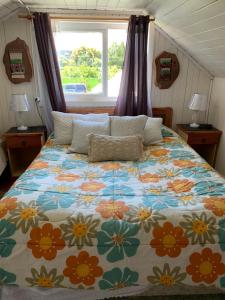 巴拉斯港Cabanas Klenner的一间卧室配有一张带花卉棉被的大床