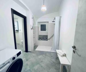 基瓦索Hd Guesthouse的带淋浴和盥洗盆的白色浴室
