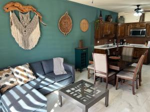 佩尼亚斯科港Urban Hotel El Ancla Suites - Apartment 3的客厅配有沙发和桌子