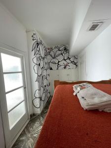 内科切阿Hotel Parque的卧室配有一张挂着花壁画的床。
