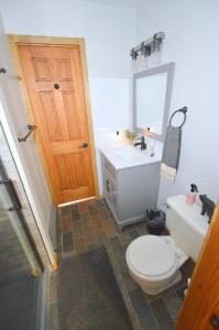 Morton GroveThe Fern - Woodland Escape的一间带卫生间、水槽和镜子的浴室