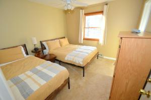 Morton GroveThe Fern - Woodland Escape的一间卧室设有两张床和窗户。