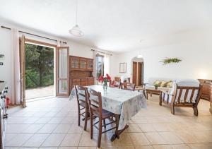 MarmiLa Vecchia Quercia的厨房以及带桌椅的用餐室。