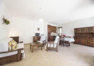 MarmiLa Vecchia Quercia的客厅配有白色家具和桌子