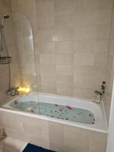 谢菲尔德Luxury Modern Apartment Stay的浴室设有鲜花浴缸。