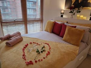 谢菲尔德Luxury Modern Apartment Stay的花朵制成的床