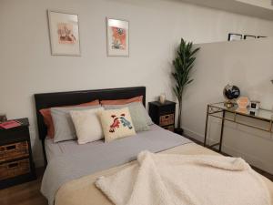 圣地亚哥Amazing big studio near Balboa Park Jacuzzi rooftop free parking!的一间卧室配有一张带枕头的大床