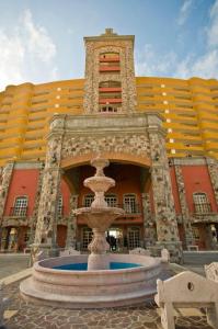 佩尼亚斯科港Sonoran Sky Resort Vista a Playa Azul的一座建筑前方有喷泉的大建筑