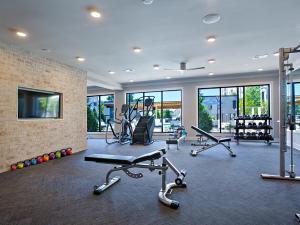 亚特兰大Luxury 2br Apartment (Buckhead)的大楼内带跑步机和有氧器材的健身房