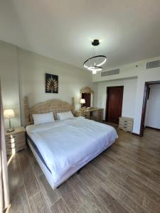 阿卜杜勒国王经济城Royal Beach Apartment的卧室配有一张白色大床