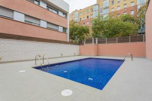 巴塞罗那Pool LUXURY 2 Bedrooms Apartment - 2 Terraces - Parking的一座建筑物中央的游泳池