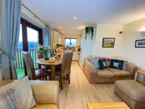 蒂贝Lune Cottage nestled between Lake District and Yorkshire Dales的客厅配有桌子和沙发