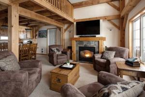 大白山Alpine Timber Luxury Chalet w/Hot Tub的带沙发和壁炉的客厅