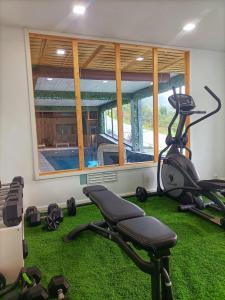 维埃拉·多米尼奥DOBAU village的一间设有跑步机和窗户的健身房的客房
