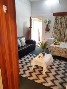 南迪Central Nadi - Lodge 2的客厅配有桌子和沙发