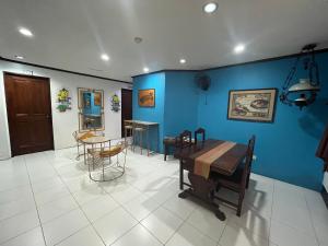 美岸Casa De Soledad Vigan City的一间设有蓝色墙壁和桌椅的房间