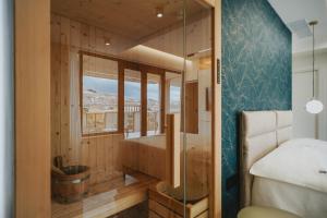 那不勒斯POETICA BOUTIQUE SKY HOTEL的一间卧室设有窗户和一张美景床。