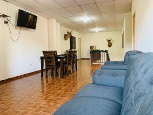 康塞普西翁德阿塔科Sucursal del Cielo的客厅配有沙发和桌椅