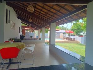 伊塔帕里卡岛维拉克鲁兹Casa Da Mari的一个带桌椅的庭院和一个游泳池