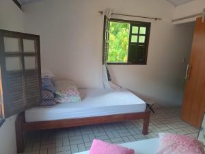 伊塔帕里卡岛维拉克鲁兹Casa Da Mari的小房间设有床和窗户