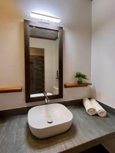 翡诺岛Kihaa Holiday Home的一间带水槽和镜子的浴室