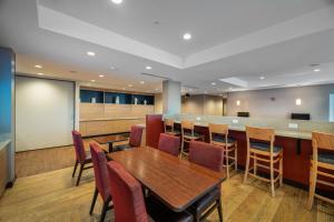 橡树溪TownePlace Suites by Marriott Milwaukee Oak Creek的一间会议室,配有桌椅