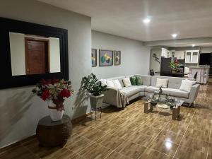 蒙特克里斯蒂省圣费尔南多Aparta Hotel Esa Buya的客厅配有沙发和桌子