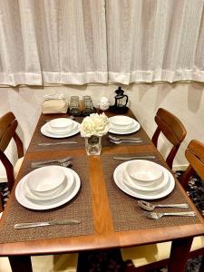 大阪悦然民宿的一张木桌,上面有盘子和餐具